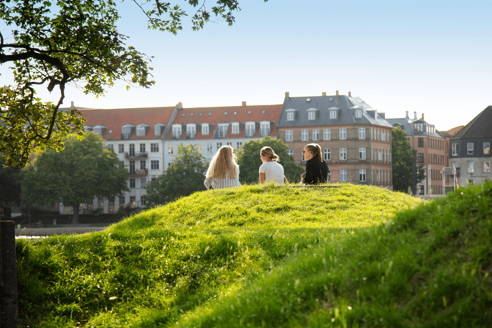 people enjoying the summer at the lakes in Copenhagen